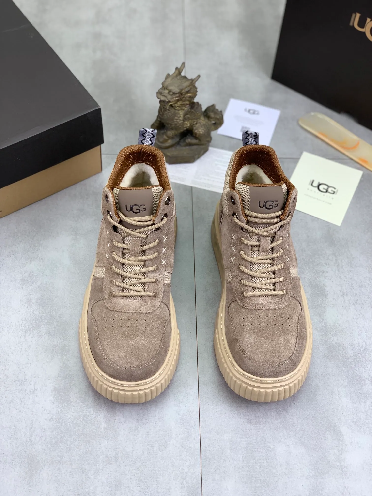 Men's shoes 💰P640 [New style] 💰 🆘 "Real wool" [UGG] 👉The popular men's shoes are synchronized with the official website 🔰The quality of the genuine products [satisfied] is not comparable to the imitations in the general market 🌀The upper is imported Italian frosted cowhide, and the lining is: foot pad 🅰️ grade 🐑Real wool👻Only Grade A can show the effect The hand feels smooth and delicate 🔱The shoe shape is grand, only genuine manufacturers can do it 🎄The perfect toughness of the original outsole 👻⬛️ allows customers to say goodbye to one-time consumption. Real wool lining, super warm. Available in black, brown and gray. Size: 39-44